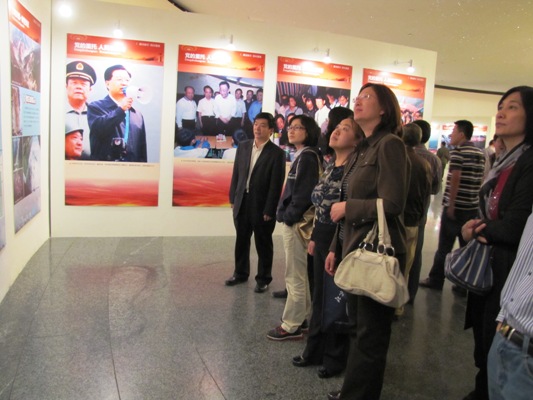党委副书记、纪委书记带队参观“廉洁救灾 阳光重建”图片展